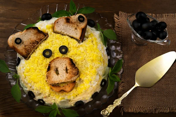 Yeni yıl tabloya 2019 için domuz kafası bir sembol, metal bir spatula, Salamura Zeytin, ahşap arka plan şeklinde snack.