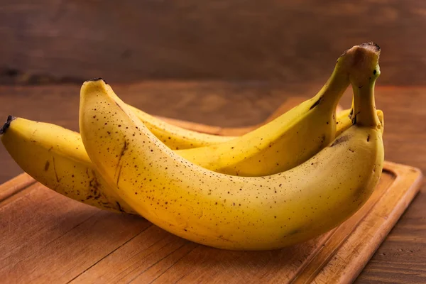 Bananas Maduras Casca Uma Tábua Corte Madeira — Fotografia de Stock