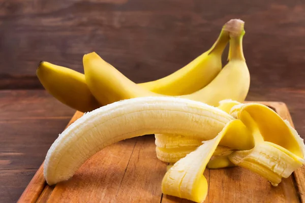 Banana Madura Descascada Com Polpa Branca Sobre Fundo Madeira — Fotografia de Stock