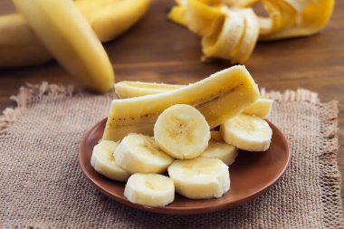 Olgun muz bir yuvarlak tabak içinde dilimlenmiş.