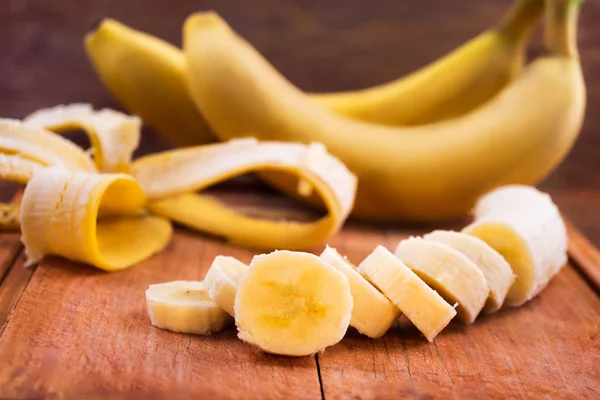 Banana Madura Descascada Cortada Fatias Redondas Fundo Madeira — Fotografia de Stock