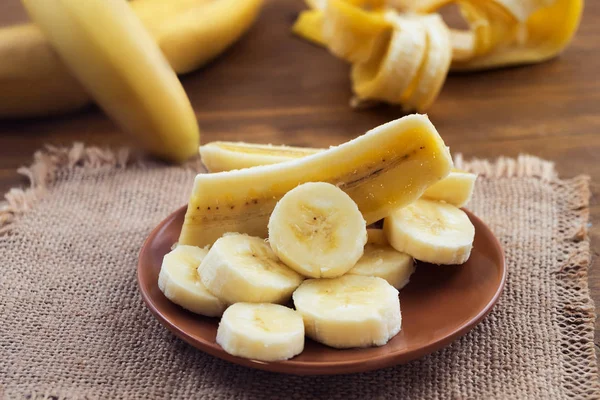 Olgun muz bir yuvarlak tabak içinde dilimlenmiş.