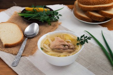 Beyaz ekmek öğle yemeği - tavuk makarna maydanoz ve soğan, dilimlenmiş.