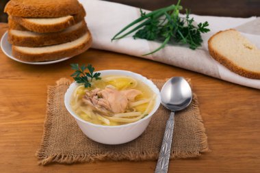 Erişte ve tavuk, taze maydanoz ve yeşil soğan, beyaz buğday ekmek parçaları ile çorbası.