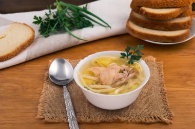 Lezzetli sıcak öğle yemeği - tavuk erişte ile et ve temiz suyu, ekmek, taze maydanoz ve soğan dilimlenmiş.