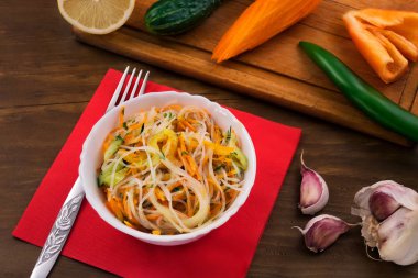 Kolay meze olarak vejetaryenler-Pirinç Noodle havuç, salatalık ve biber ile.