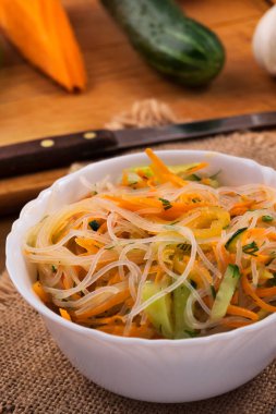 Salatalık, havuç ve beyaz bir kase biber ince Pirinç Noodle.