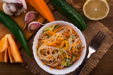 Pirinç Noodle salata ile dilimlenmiş taze sebze, üstten görünüm.