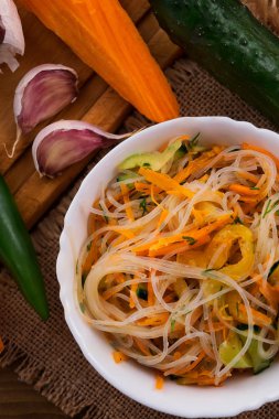 Doğranmış sebze ile karışık Pirinç Noodle hafif bir Aperatif.