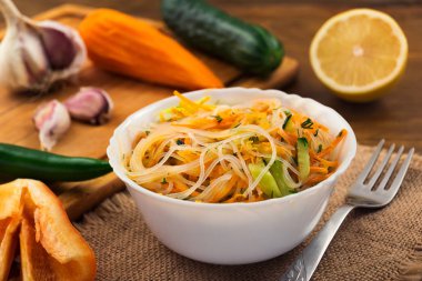 Pirinç şehriye salatası sebze ve limon ve sarımsak sosu ile.