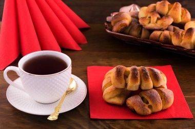 Kahvaltı meyve doldurma ve çay beyaz bir kupa ile hamur.