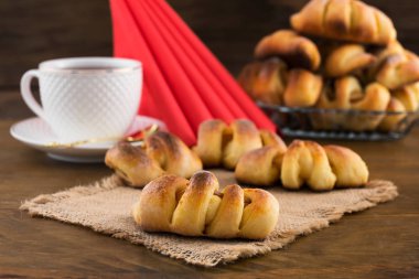 Doldurma, çay beyaz bir kupa ile kahvaltı-hamur işleri için hazırlık üçgen kırmızı peçeteler katlanmış.