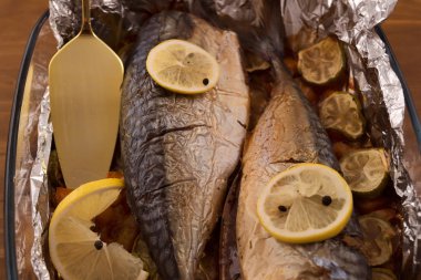 Balık yemek kabak ve limon ile fırında uskumru götürüyor.