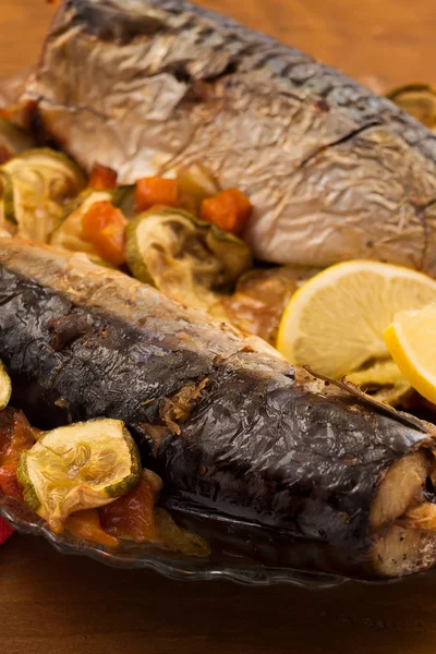 Pescado Horno Con Verduras Rodajas Limón —  Fotos de Stock