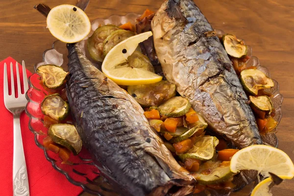 Pescado Horno Con Calabacín Zanahorias Cuñas Limón Pimienta Negra —  Fotos de Stock