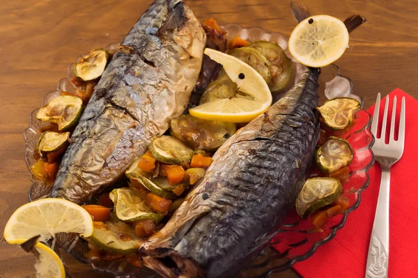 Kabak ve havuç bir cam plaka limon dilimleri ile garnitür ile ızgara uskumru.