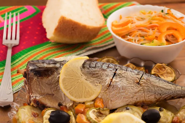 Caballa Parrilla Con Verduras Decorado Con Aceitunas Rodajas Limón —  Fotos de Stock