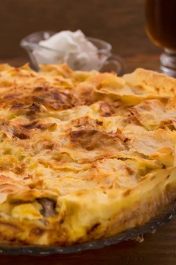 Bir kırmızı kabuk, ahşap arka plan, ekşi krema sos tekne ile hamur pasta.