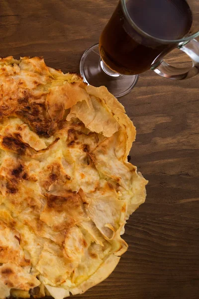 Tarta Masa Redonda Con Relleno Requesón Vaso Fondo Madera —  Fotos de Stock