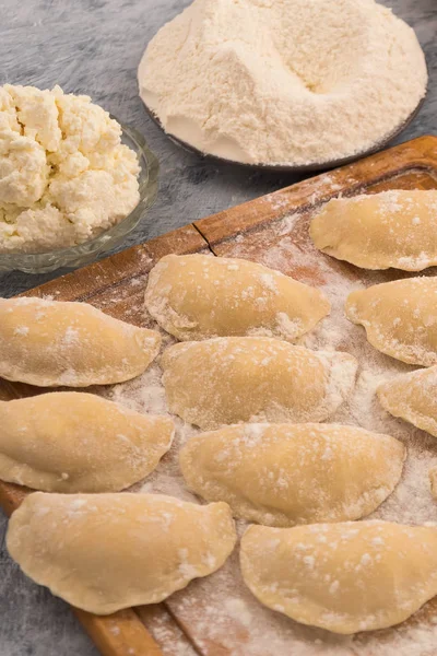 Gnocchi Crudi Pasta Ripieni Fiocchi Latte Cornice Verticale — Foto Stock