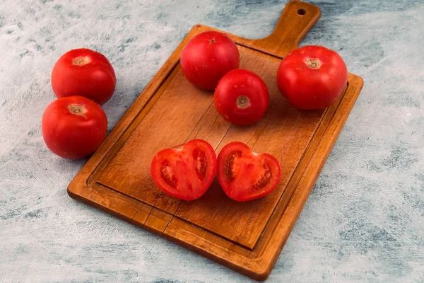 Rote Tomaten Auf Einem Schneidebrett Eine Tomate Zwei Teile Geschnitten — Stockfoto