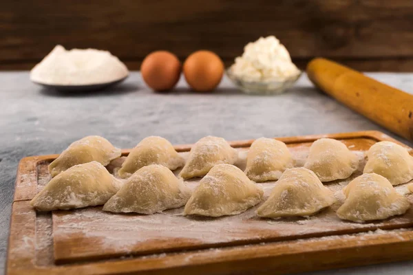 Dumplings Con Relleno Dispuestos Tabla Cortar Cocina Sobre Fondo Ingredientes —  Fotos de Stock
