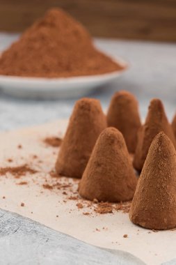 Çikolata şeker toz kakao tozu ile.