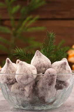 Toz şeker, ahşap arka plan cam tabakta çikolata şekerleme.