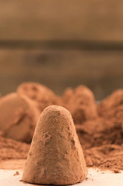 Çikolata şeker serpilir kakao tozu, ahşap arka plan, dikey çerçeve.