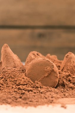 Çikolata kakao tozu, dikey çerçeve içinde daldırma.