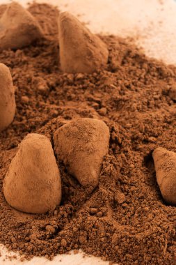 Çikolata truffles - çikolata kakao tozu ile serpin imalatı.
