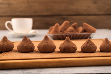 Tahta arka planda çikolatalı şekerler.