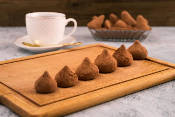 Konyha Fórumon Fehér Porcelán Tea Pár Sorban Lefektetett Porcukros Kakaó — Stock Fotó