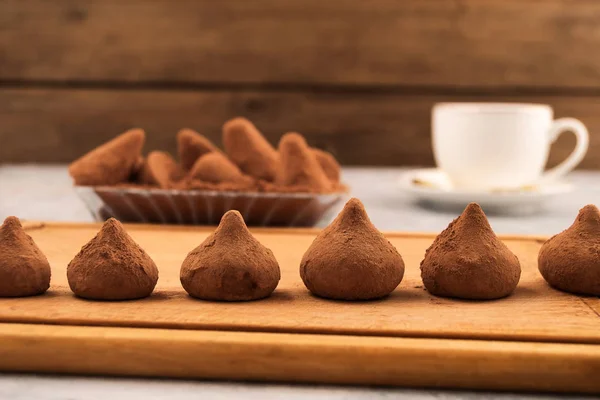 Τρούφες Σοκολάτας Φτιαγμένο Από Σοκολάτα Και Πασπαλισμένες Σκόνη Κακάο — Φωτογραφία Αρχείου
