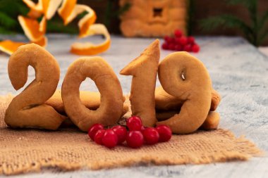 Rakamlar 2019, pişmiş kırmızı meyveler kartopu ile hamur.