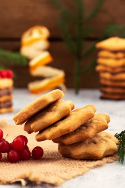 Kıvırcık çerez falls, kırmızı kartopu çilek, Noel süsleri.