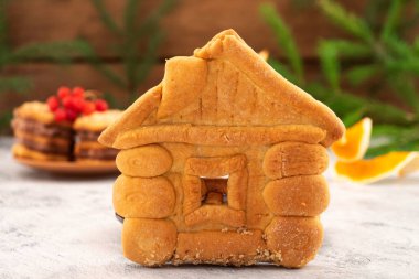 Bir ev bir pencere, yılbaşı kartı, Noel dekorasyonu ile hamur şeklinde kurabiye.