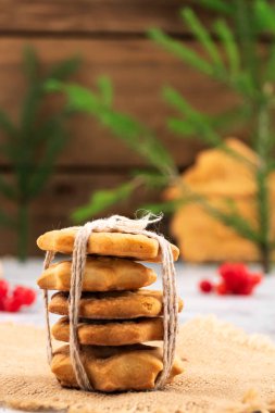 Tanımlama bilgileri, lezzetli hediye-bir yığın bağlı kalın bir iplik, yılbaşı kartı, Noel dekorasyon.