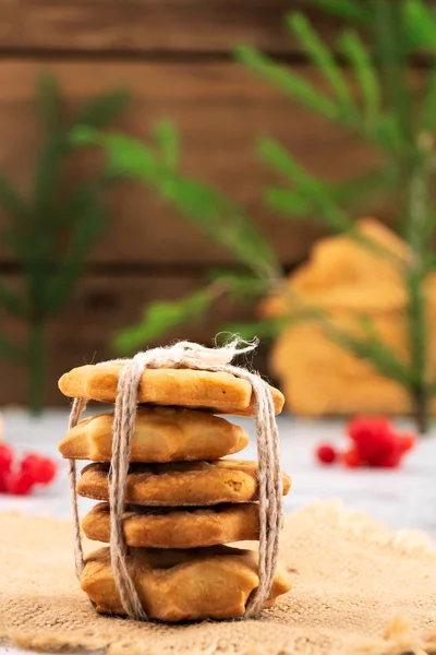Tanımlama bilgileri, lezzetli hediye-bir yığın bağlı kalın bir iplik, yılbaşı kartı, Noel dekorasyon.