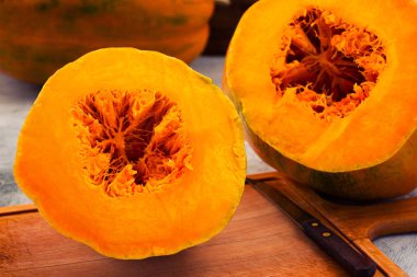 Kabak portakal Selüloz ve lifleri orta, ile iki bölüme bir bıçak ile kesmek.