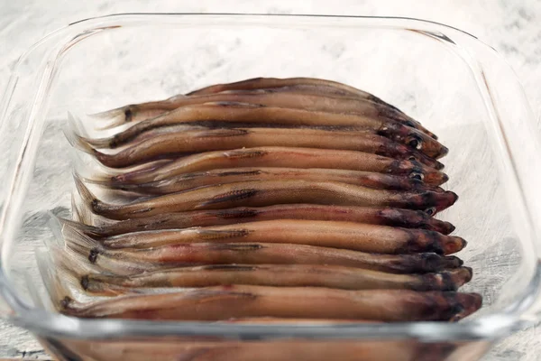 Kapelin Mentah Ikan Laut Kecil Kembali Dalam Mangkuk Kaca — Stok Foto