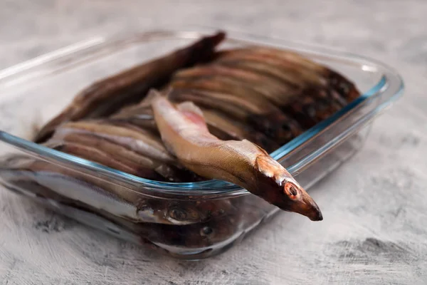 Poser Poisson Frais Dans Bol Verre Pour Cuisson Salage Poisson — Photo