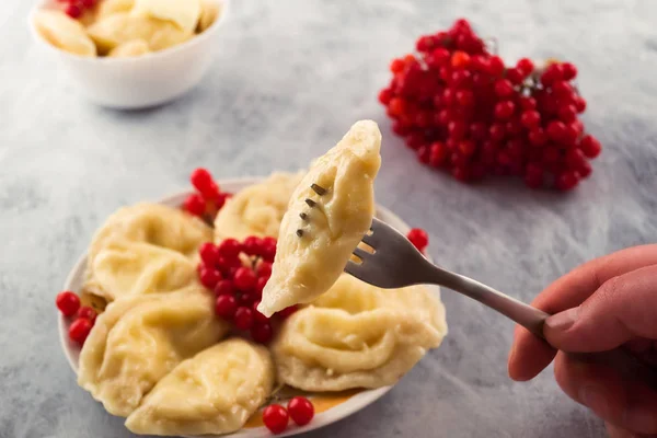 Dumpling Empalado Tenedor Sostenido Por Una Mano Masculina Las Bayas —  Fotos de Stock