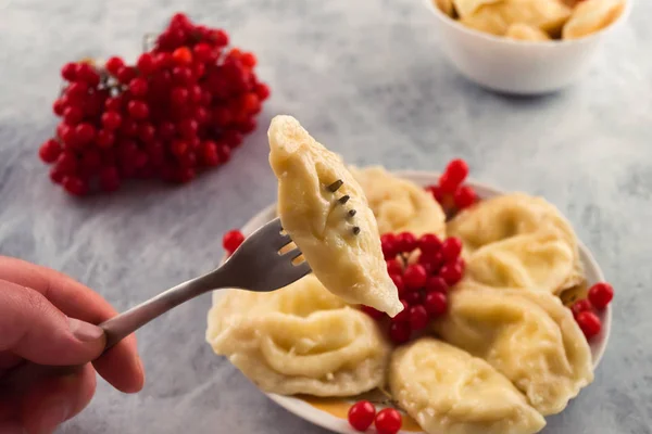 Mano Uomo Tiene Una Forchetta Con Gnocchi Sulla Porzione Sfondo — Foto Stock