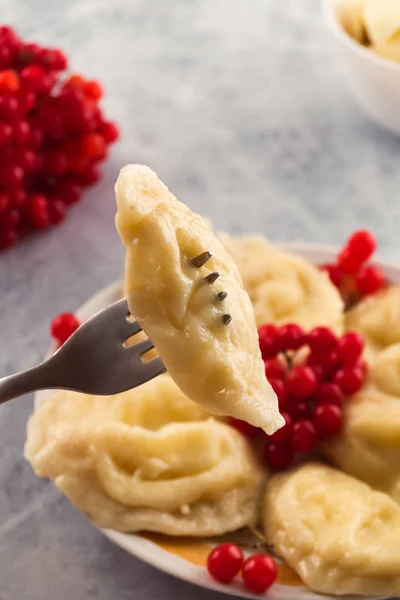 Gnocco Cotto Tritato Una Forchetta Sullo Sfondo Piatto Gnocchi Bacche — Foto Stock