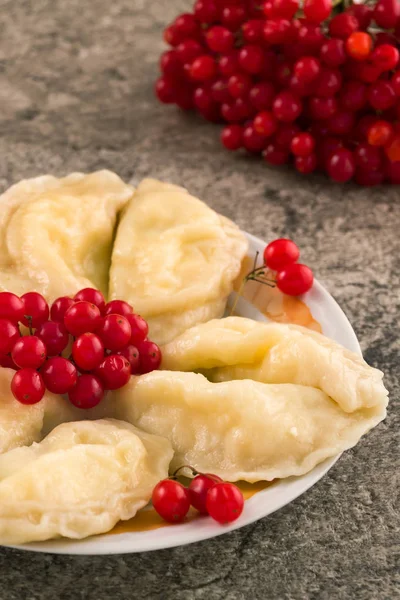 Dumplings Con Relleno Dispuestos Plato Con Bayas Viburnum Rojo Fondo — Foto de Stock