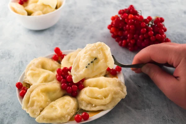 Dumpling Tenedor Mano Hombre Bayas Viburnum Rojo Sobre Fondo Madera —  Fotos de Stock