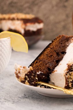 Çikolatalı kek bir kaşıkla bir tabakta. Lezzetli tatlı. Dikey. Bir dilim limon kenarına Kupası.