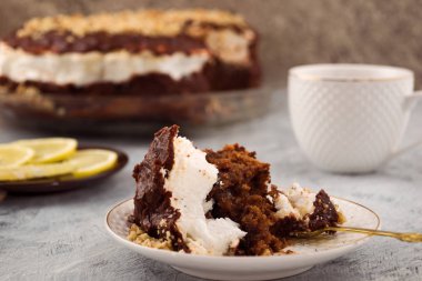 Kesintiye uğramış tatlı. Çikolatalı kek kalıntıları. Tatlı beyaz yemekleri. Açık renkli.