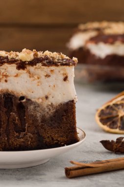 Doğum günü pastası yakın çekim bir parça. Kabuk tarçın, kurutulmuş limon dilimleri. Dikey. Açık renkli.